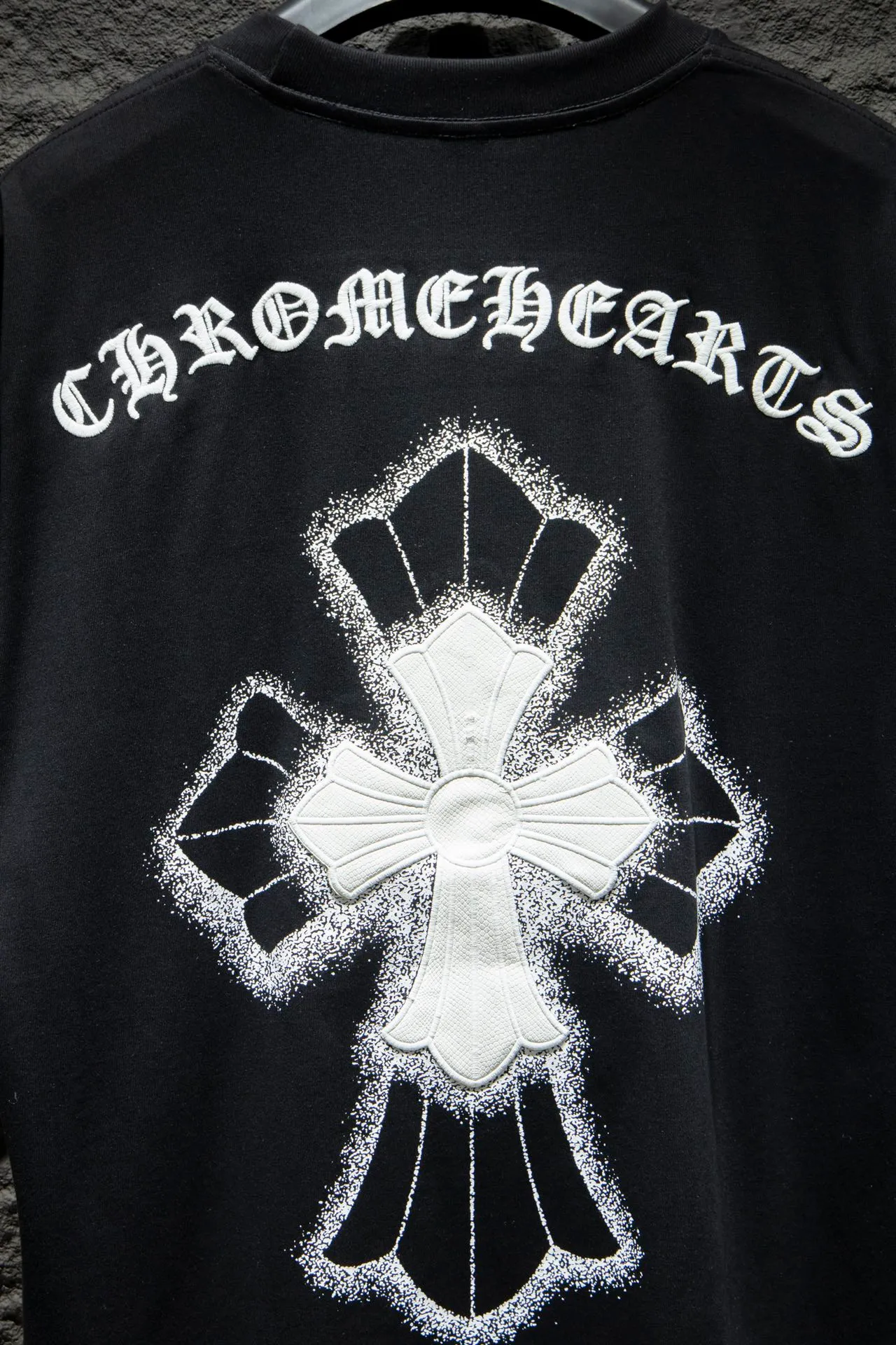 P170 🆕Chrome Hearts os version is really charming and Chrome Hearts is really a must-have. Each season's new version is made to the extreme. It is very practical and can be worn casually. Nice✔️ - ⚠️100% cotton. It is made of 32-count double yarn, 260-gram weight fabric and imported knitted carded cotton. It has moderate thickness, drape and contour, and the upper body is comfortable! ! It is very tolerant to fat body types and can instantly lose five pounds after wearing it!  The front and rear panels are hand-printed on the silk screen platen, and the 3D full-color scan pattern is used as film to ensure that the printing pattern is restored to the highest degree, and the printing has a cracking effect and is reinforced and not easy to fall off. The upper and lower LOGO printing has a strong touch texture. The printing material uses environmentally friendly active water slurry, and the base anti-sublimation liquid. The ready-made garments can withstand washing without stripping. Front panel #Back panel Simple elements# Artistic arrangement of English letters Imported Tajima high-density heavy industry embroidery technology Three-dimensional and full fonts The addition of handmade elements to the body of the garment greatly increases the interest of the garment and creates a unique visual effect. After special fraying effect treatment, a unique distressed effect is formed. An irregular hem is added to the version. This year, Crow Heart is focusing on the version. In the past two years, the oversize version has become the focus of the trend. It has also been a popular staple in the past two years. The change of designers has made this brand an instant hit. The progressive fashion of the times also needs the blood impact of fresh elements and trendy designs in order to continue its glory! It’s stylish both inside and outside, a must-have for high street travel! An absolute "eye-catching style" that can match couples 💏 Color: black and white Size: S M L XL